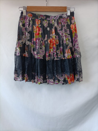 TOPSHOP. Falda tablas y flores T.34