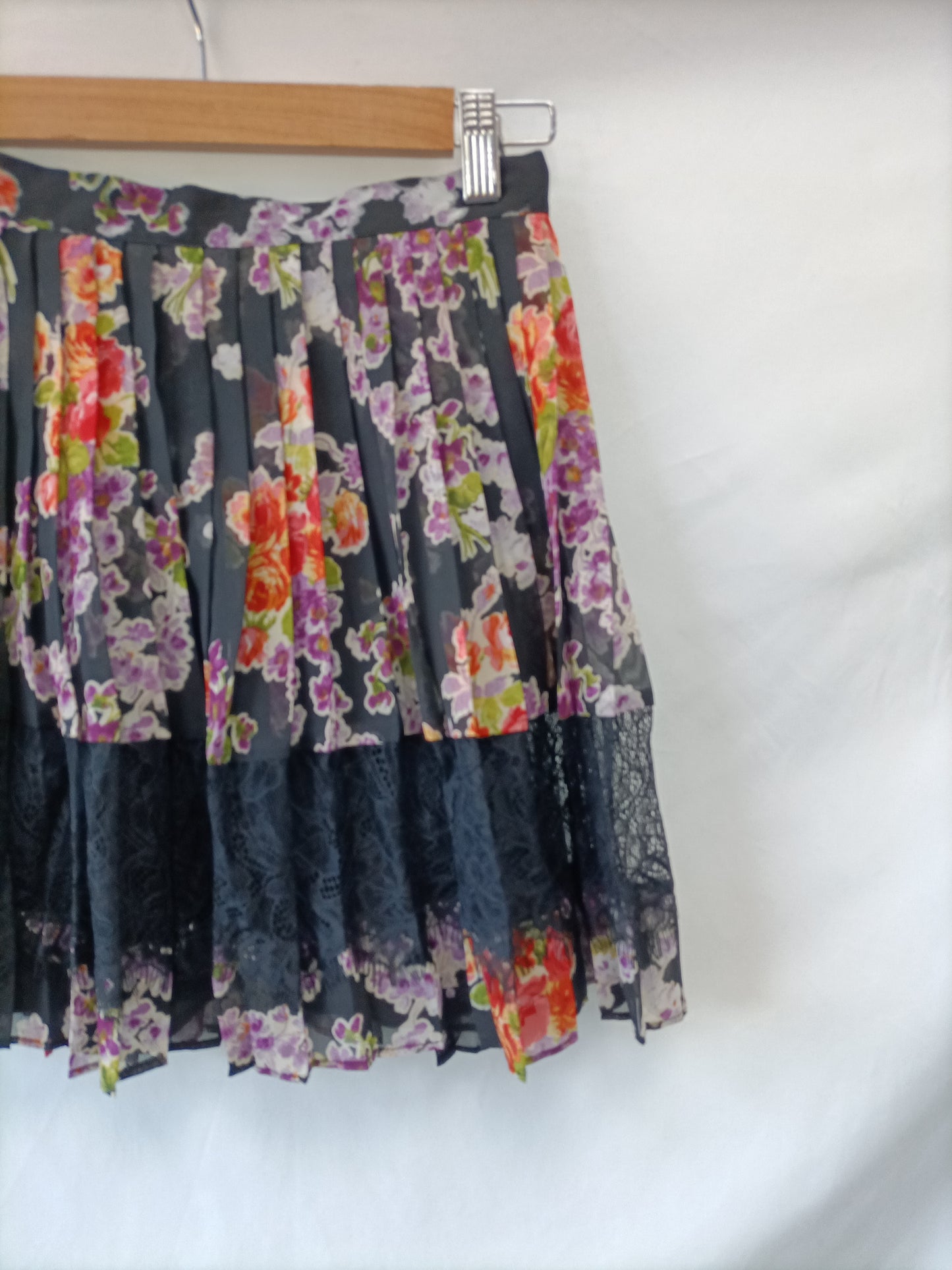 TOPSHOP. Falda tablas y flores T.34