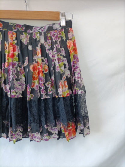 TOPSHOP. Falda tablas y flores T.34