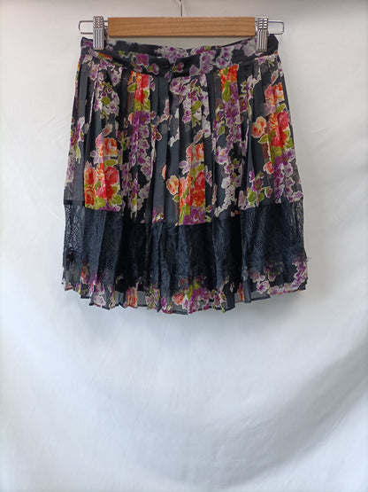 TOPSHOP. Falda tablas y flores T.34