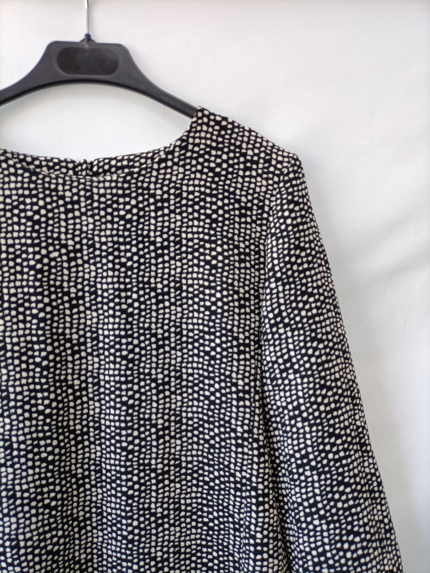 SFERA. Vestido negro con topos blancos. T.s