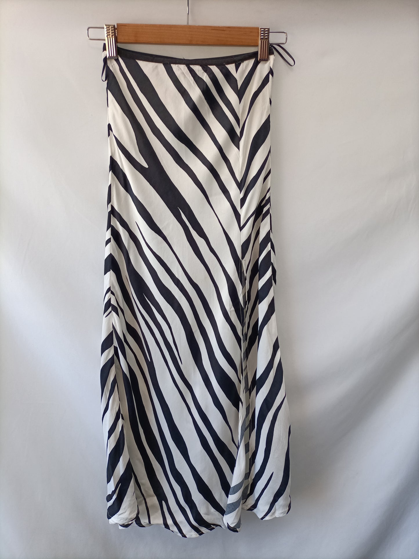 ZARA.Falda midi cebra T.XS