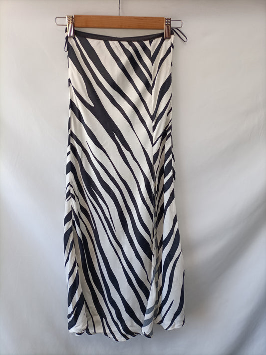ZARA.Falda midi cebra T.XS
