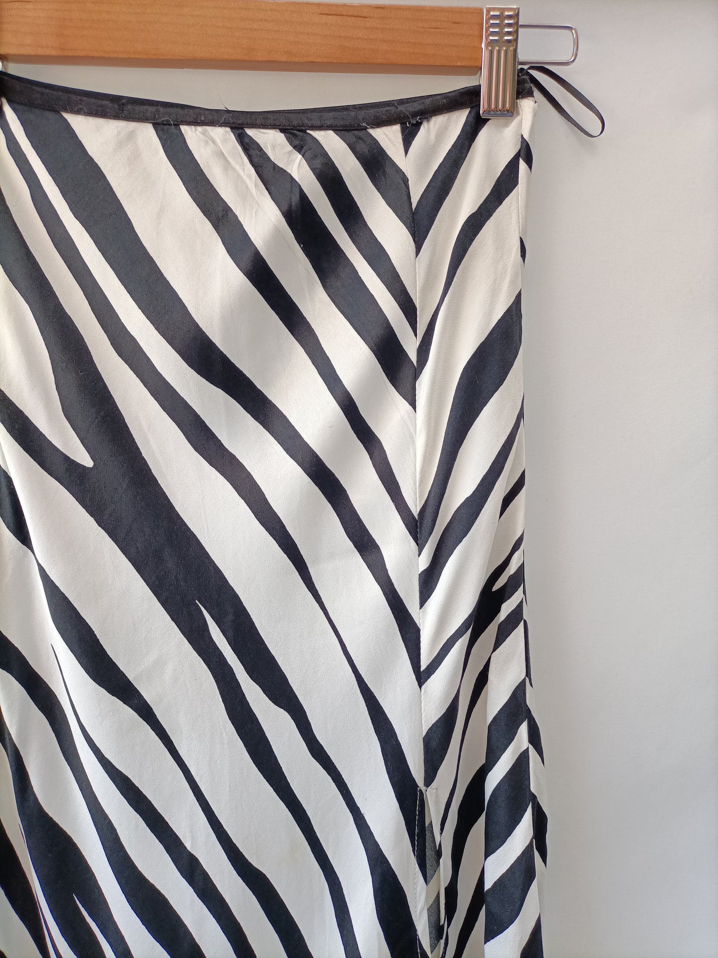 ZARA.Falda midi cebra T.XS