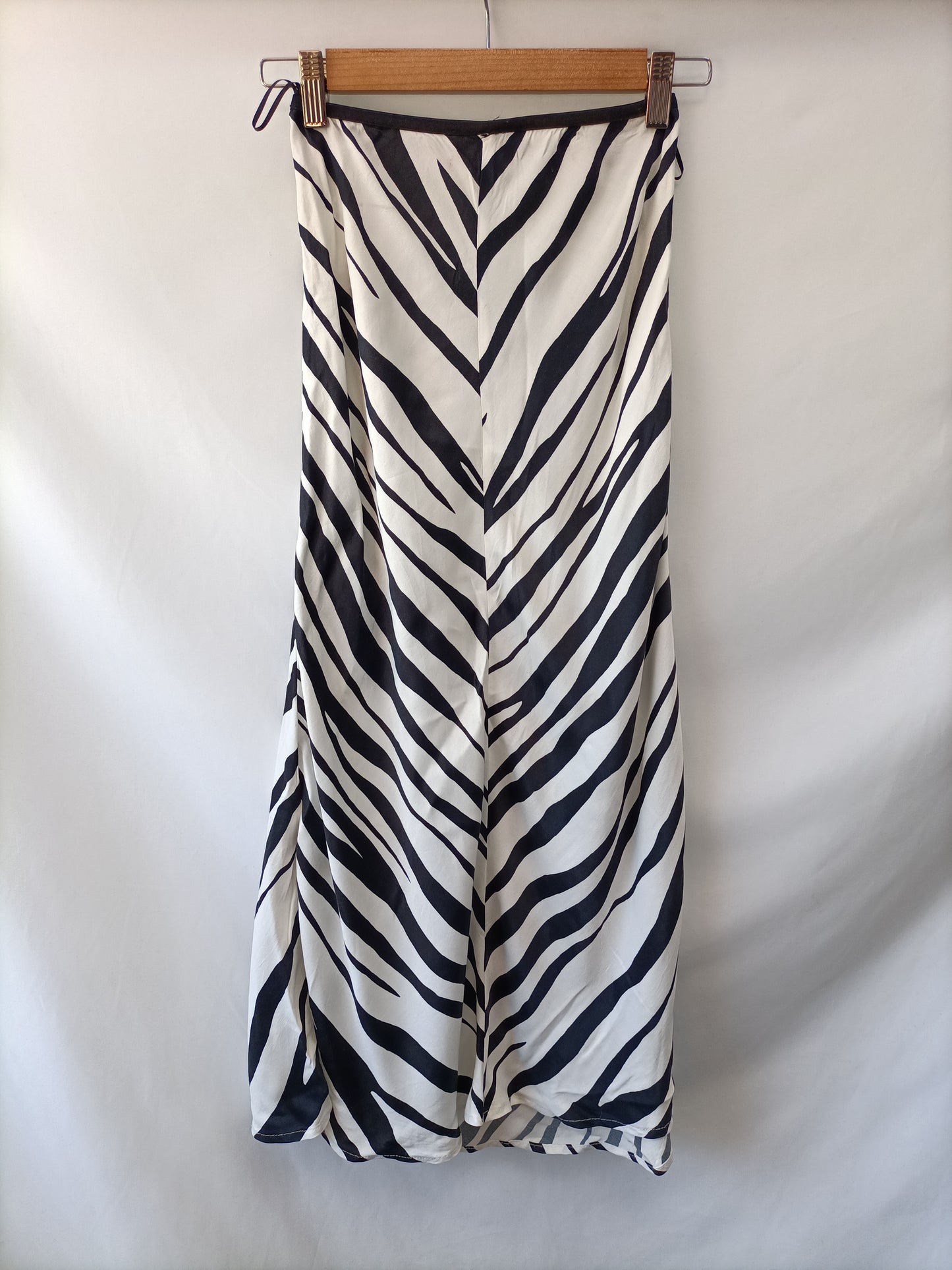 ZARA.Falda midi cebra T.XS