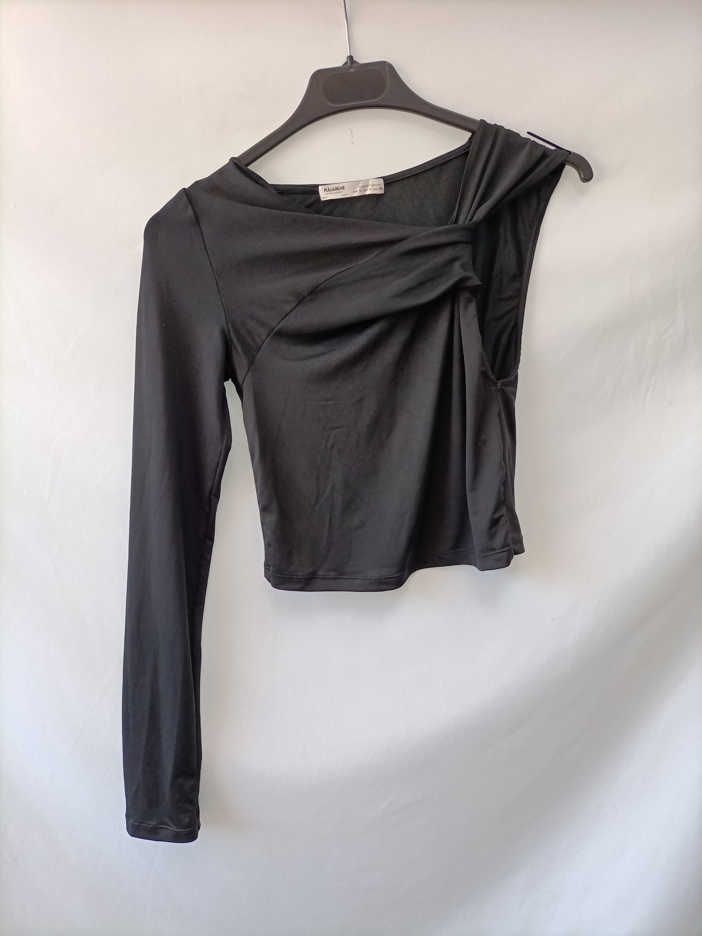 PULL&BEAR.Top negro asimétrico T.S