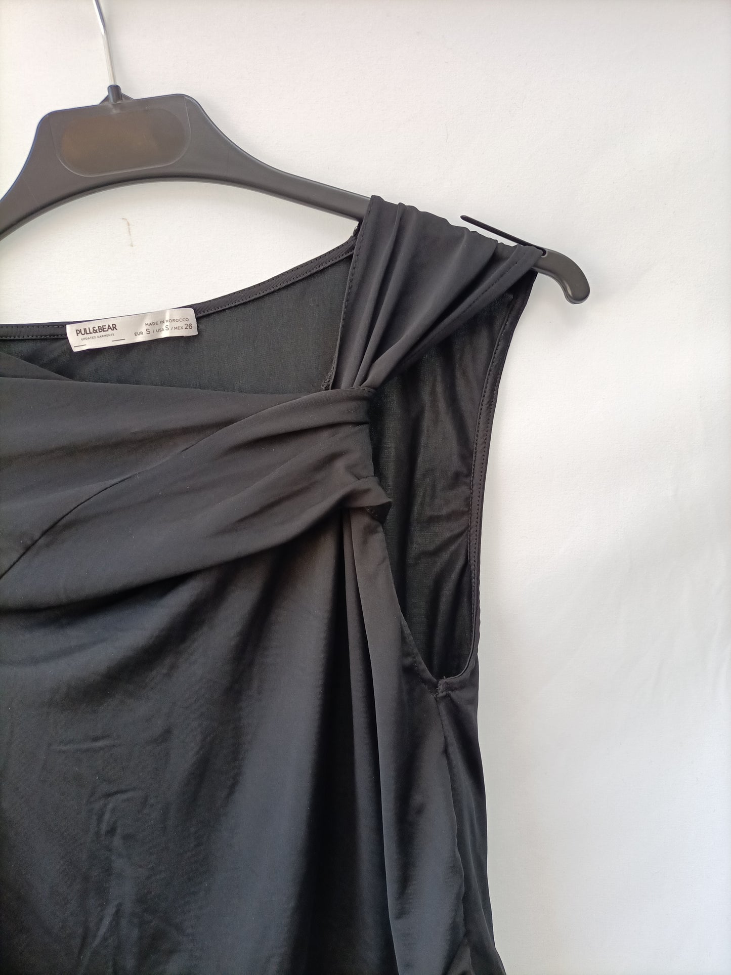 PULL&BEAR.Top negro asimétrico T.S