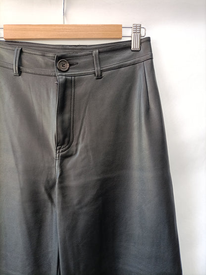 PULL&BEAR.Pantalones anchos polipiel T.32