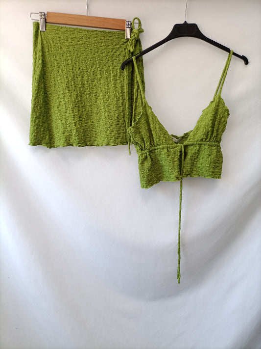 PULL&BEAR.Total look falda y croptop verde  T.S