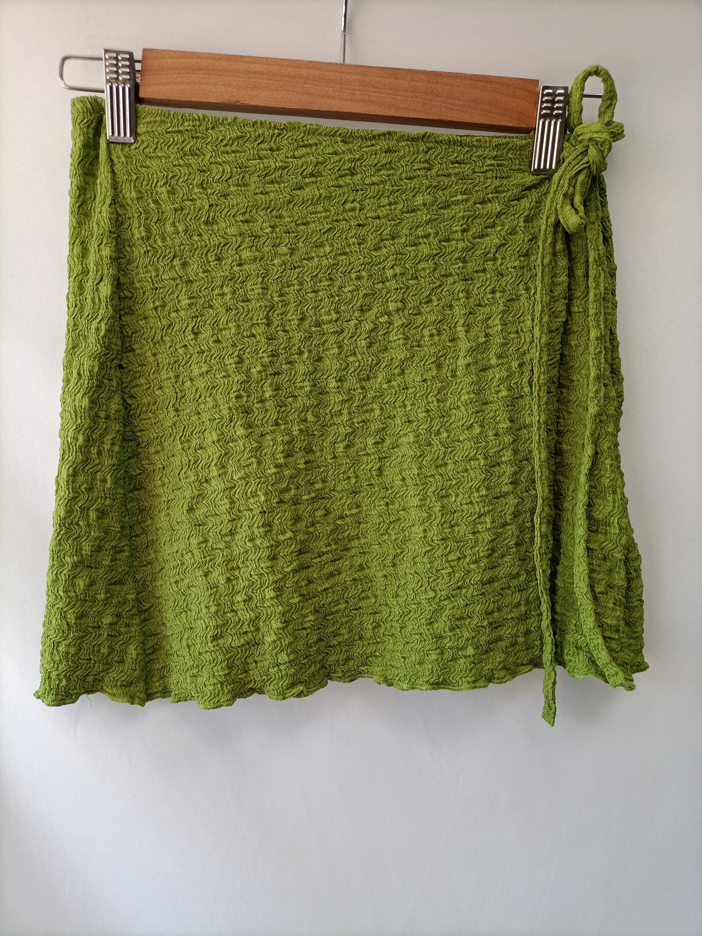 PULL&BEAR.Total look falda y croptop verde  T.S