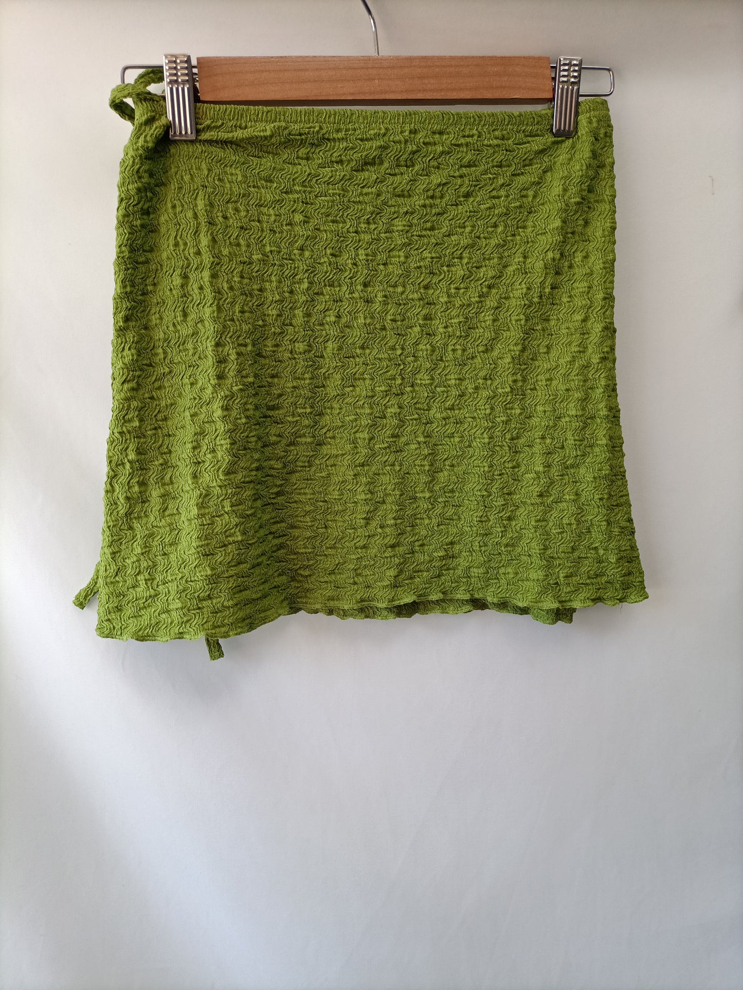 PULL&BEAR.Total look falda y croptop verde  T.S