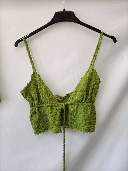 PULL&BEAR.Total look falda y croptop verde  T.S