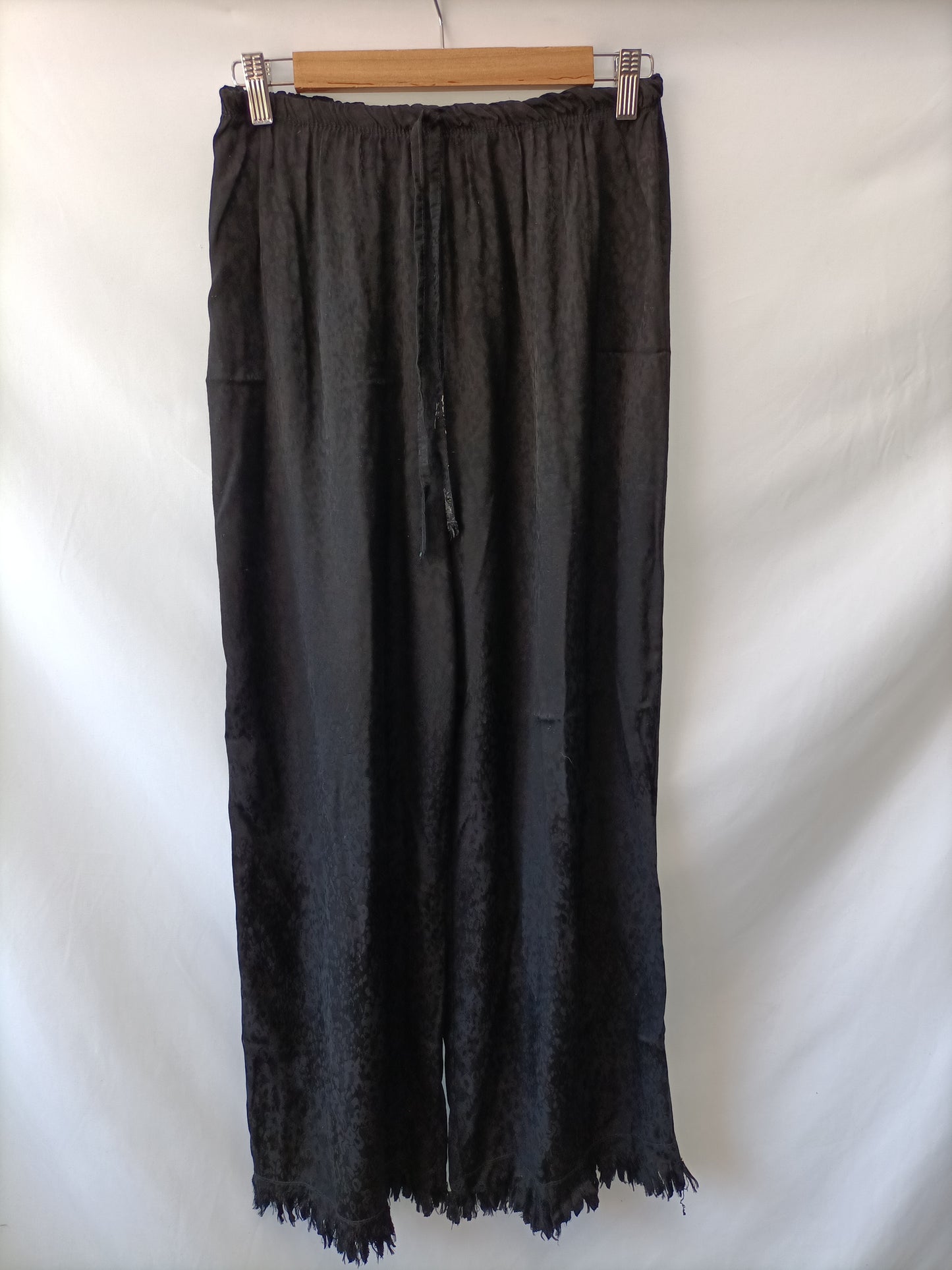 MULAYA.Pantalones negros satinados flecos T.(s/m)