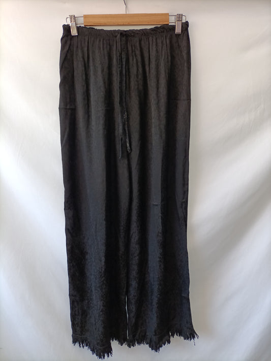 MULAYA.Pantalones negros satinados flecos T.(s/m)