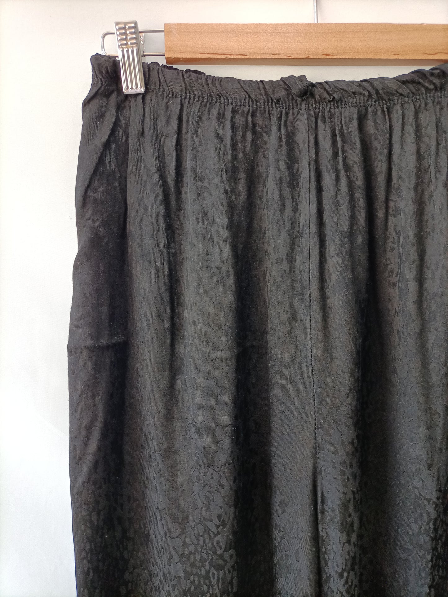 MULAYA.Pantalones negros satinados flecos T.(s/m)