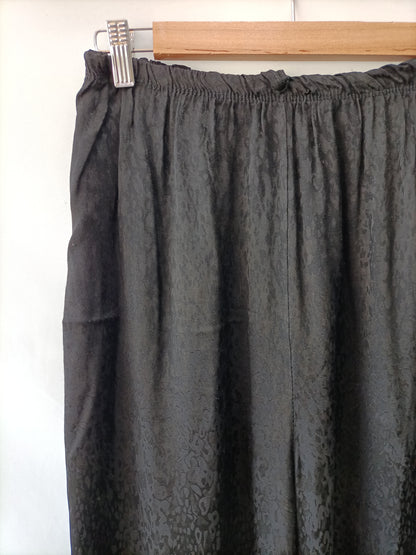 MULAYA.Pantalones negros satinados flecos T.(s/m)