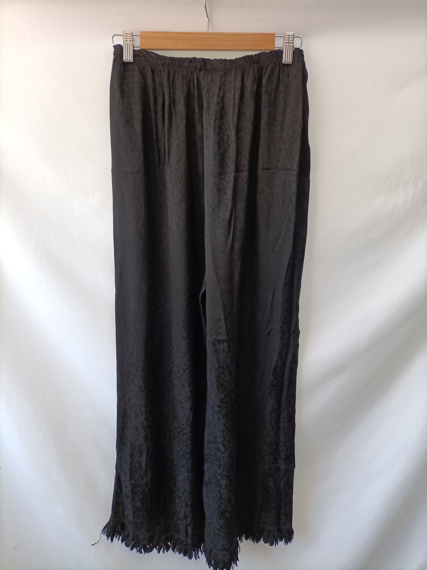 MULAYA.Pantalones negros satinados flecos T.(s/m)