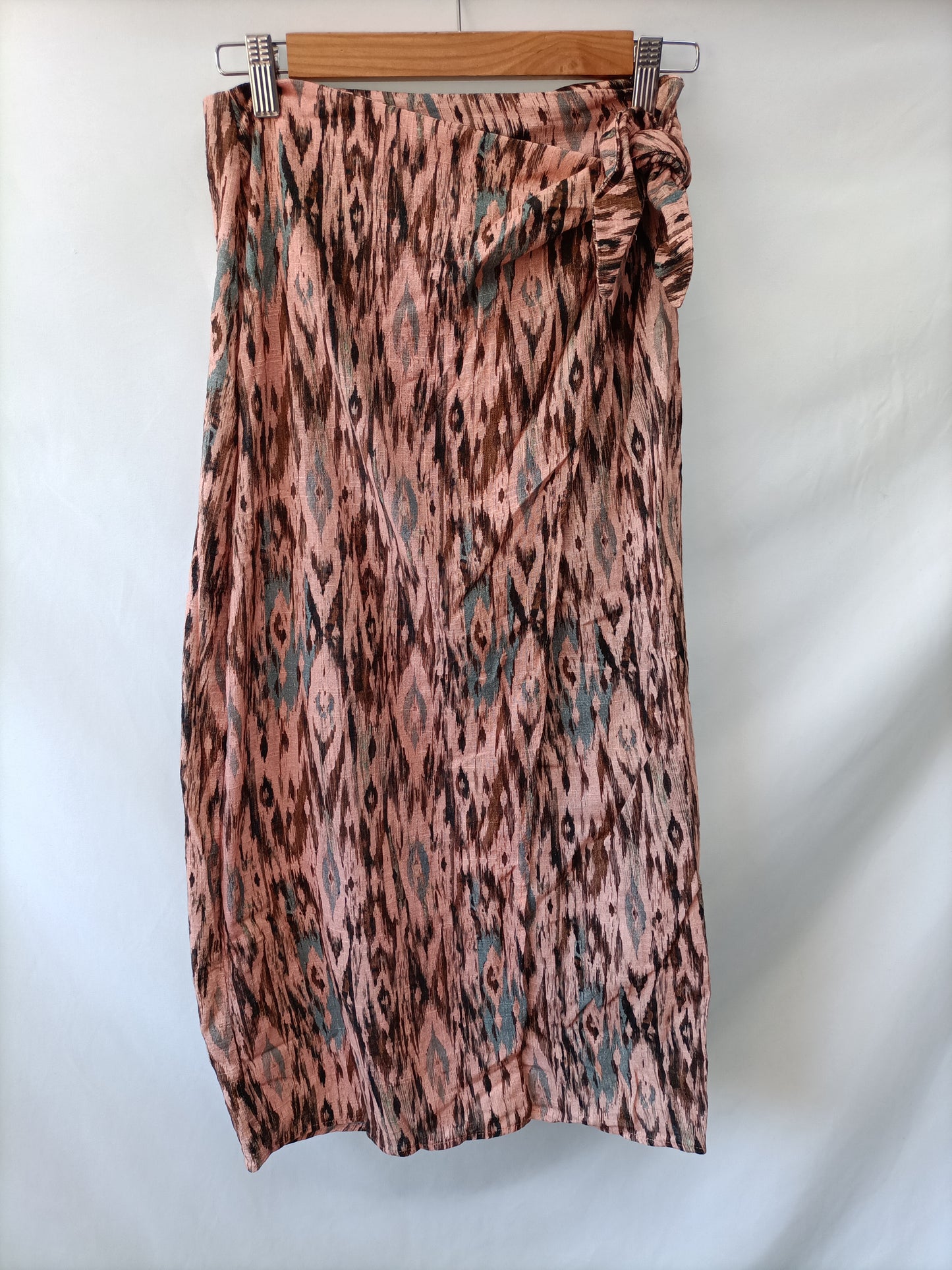 PULL&amp;BEAR. Pink midi skirt with earth tone print TS