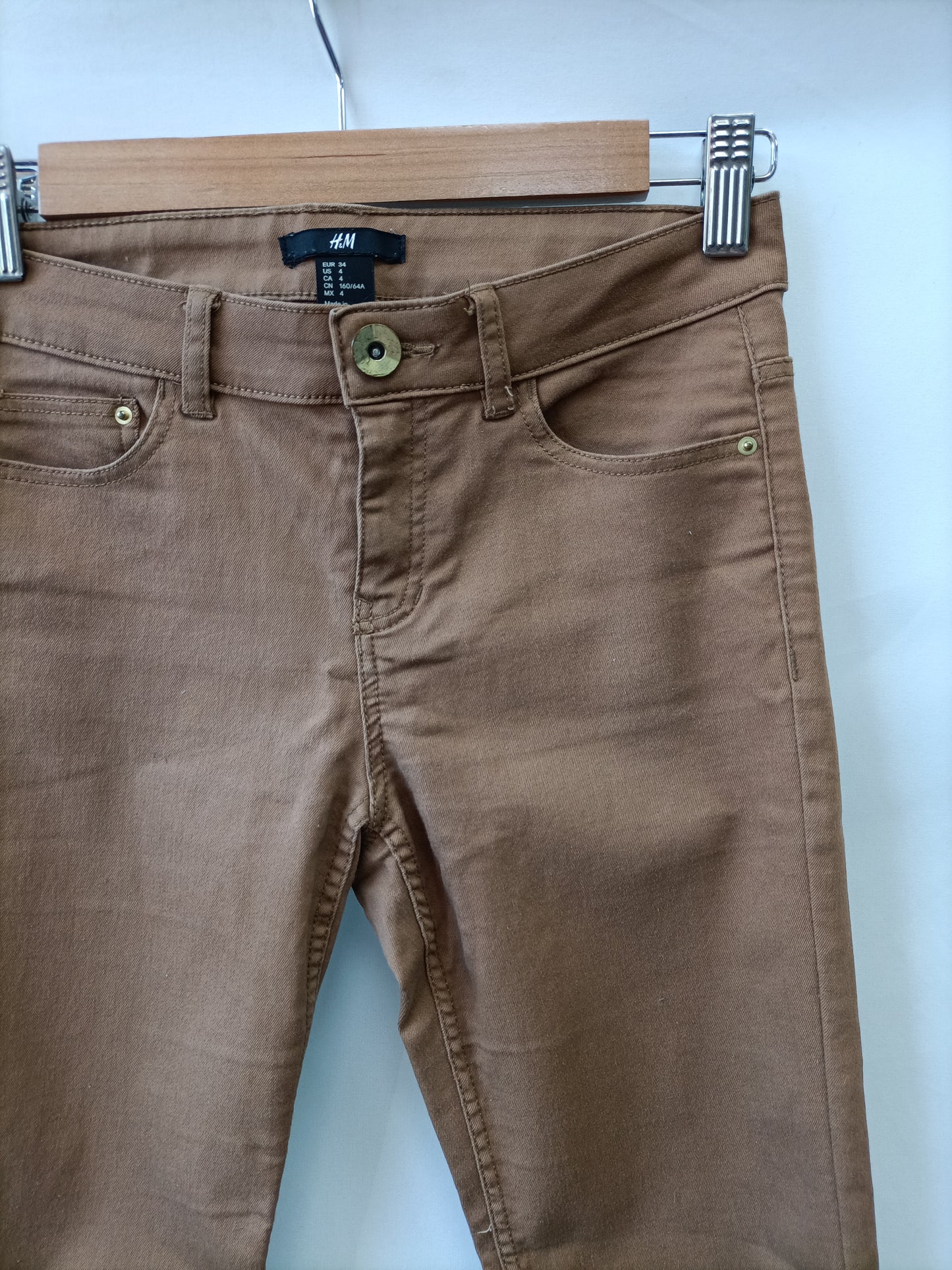 H&amp;M. Beige skinny pants size 34