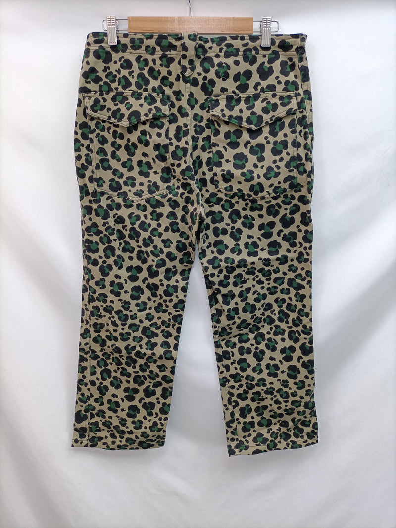 ZARA. Pantalones animal print verde T.s