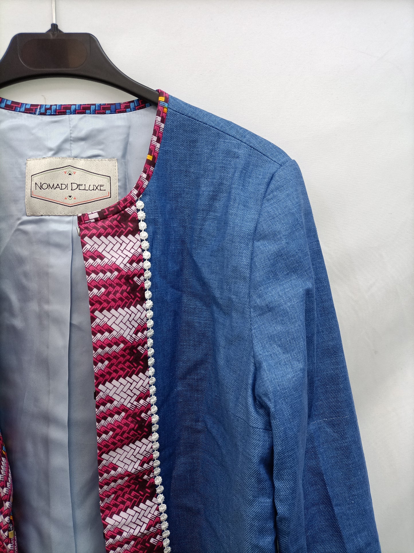 NOMADI DELUXE. Chaqueta azul estampada T.s