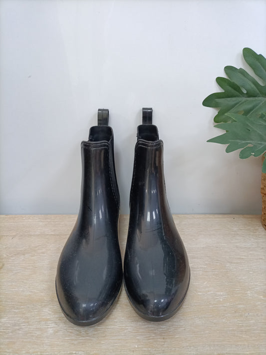 OTRAS. Botines negro agus T.39