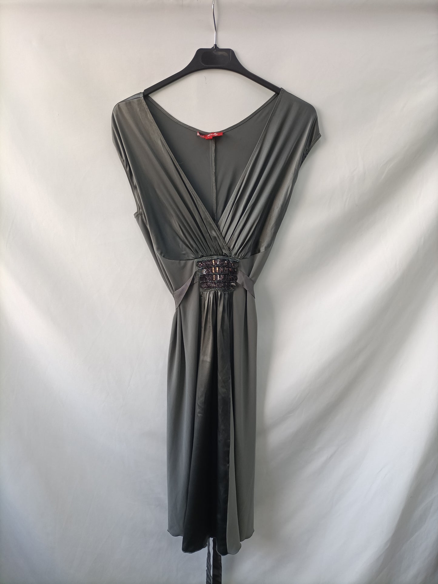 DERHY. Vestido gris fluido con detalle pedrería T.s