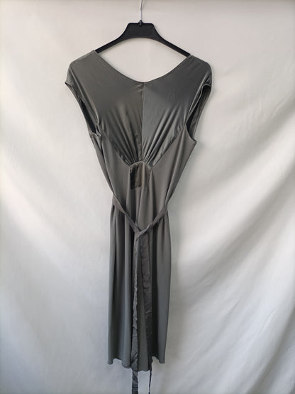 DERHY. Vestido gris fluido con detalle pedrería T.s