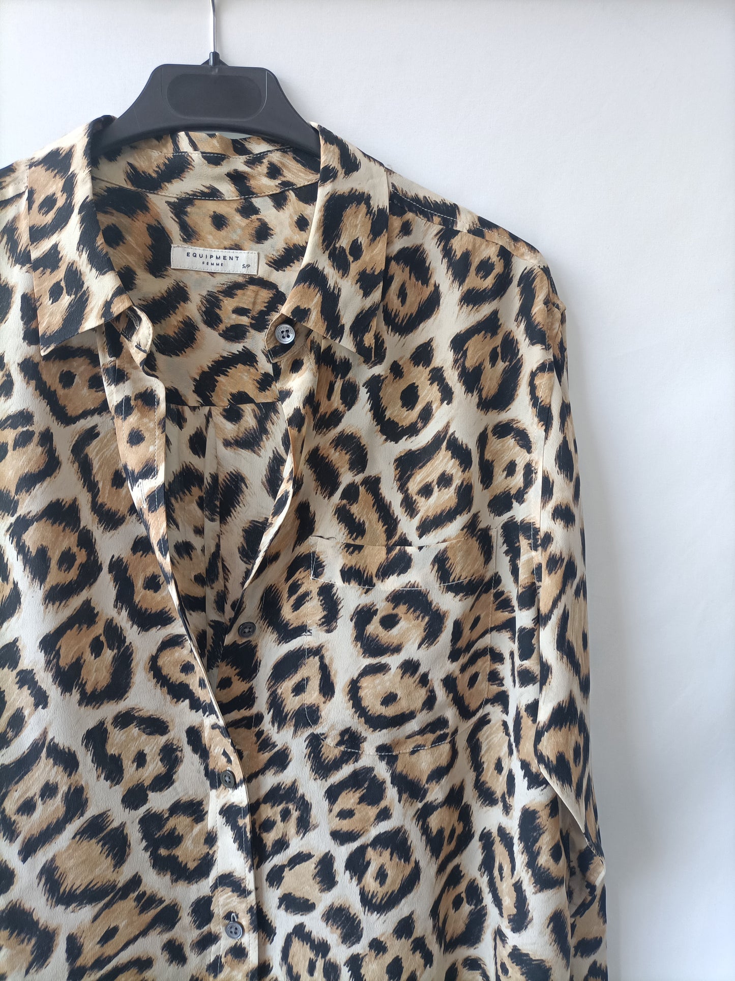 EQUIPMENT. Blusa animal print seda T.s