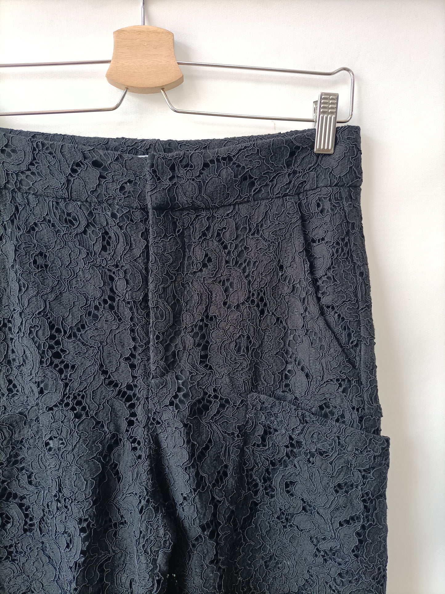 ZARA. Pantalón negro encaje T.s