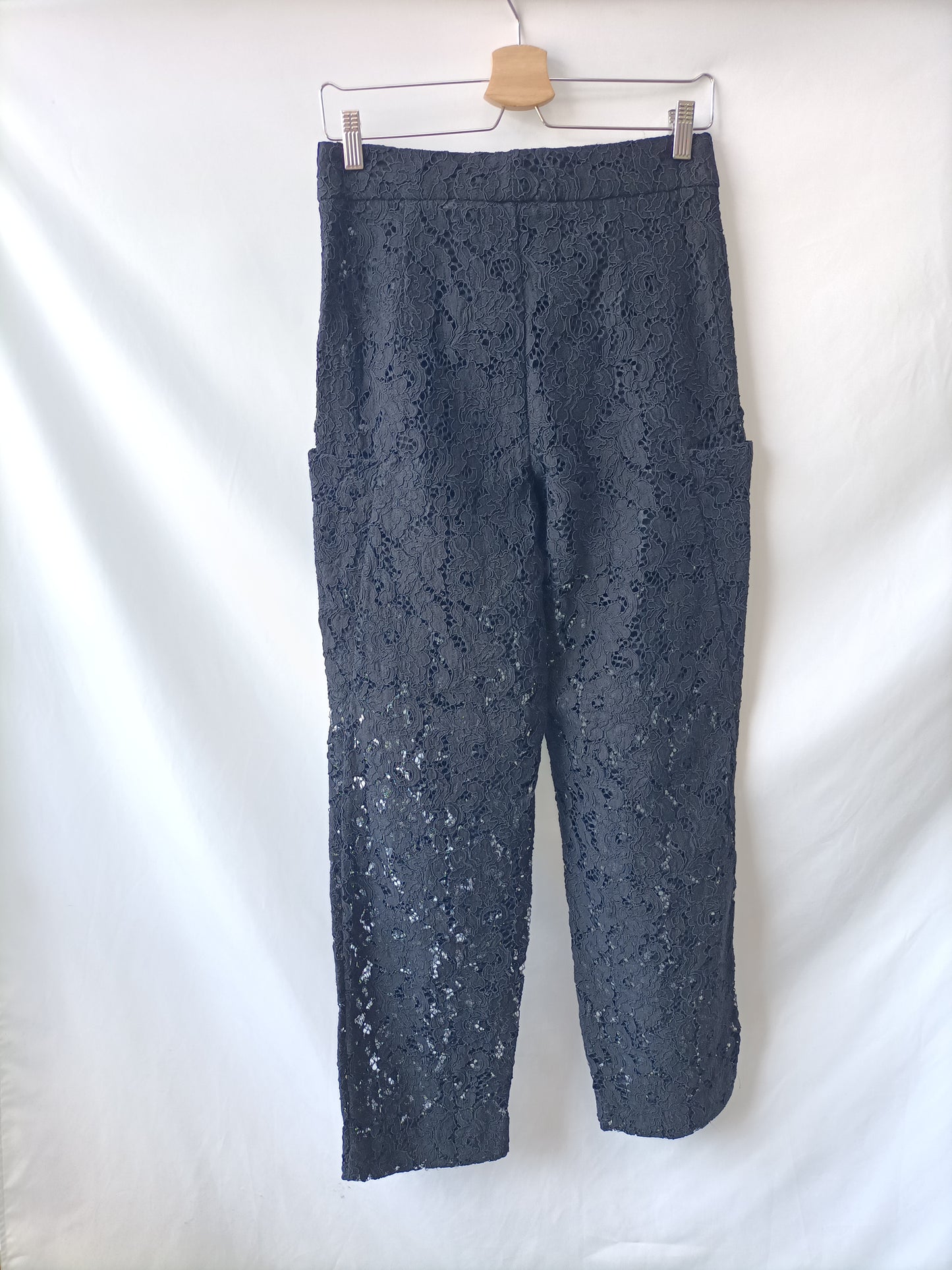 ZARA. Pantalón negro encaje T.s