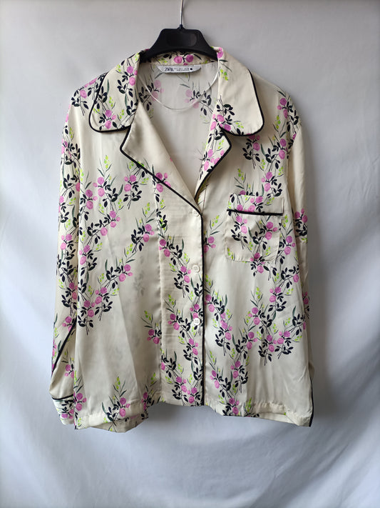 ZARA. Blusa beige flores T.l