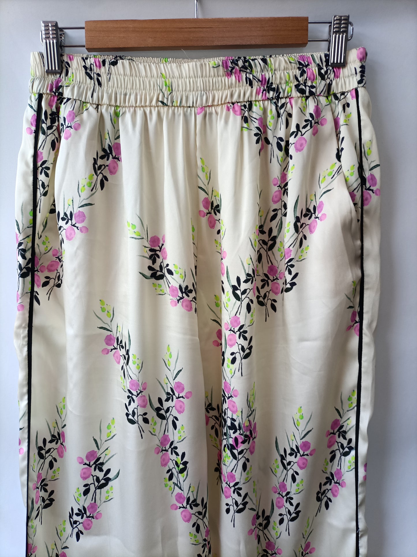 ZARA. Pantalón beige flores T.l