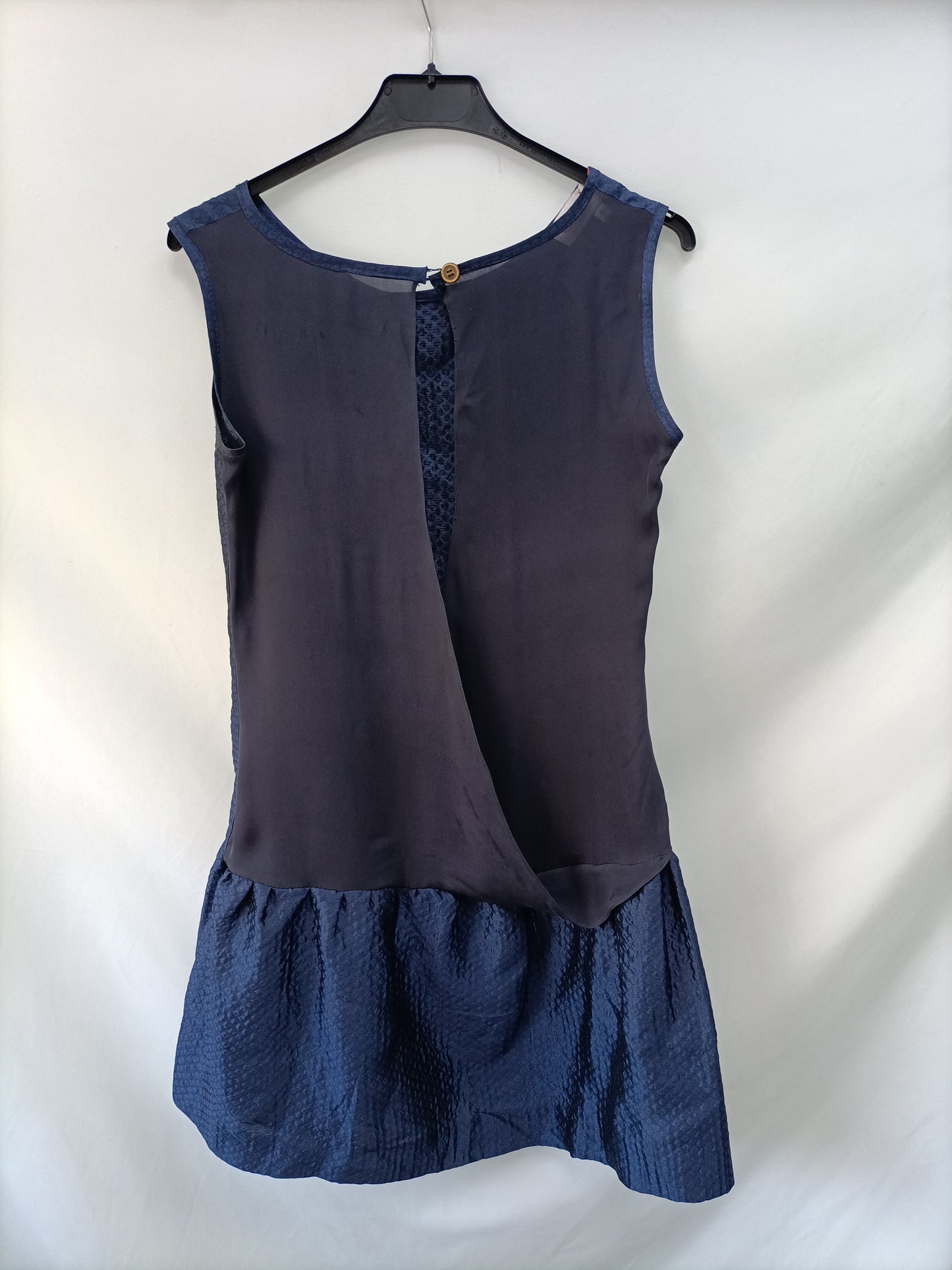 ETRALA LONDON. Vestido volante sobre textura T.s