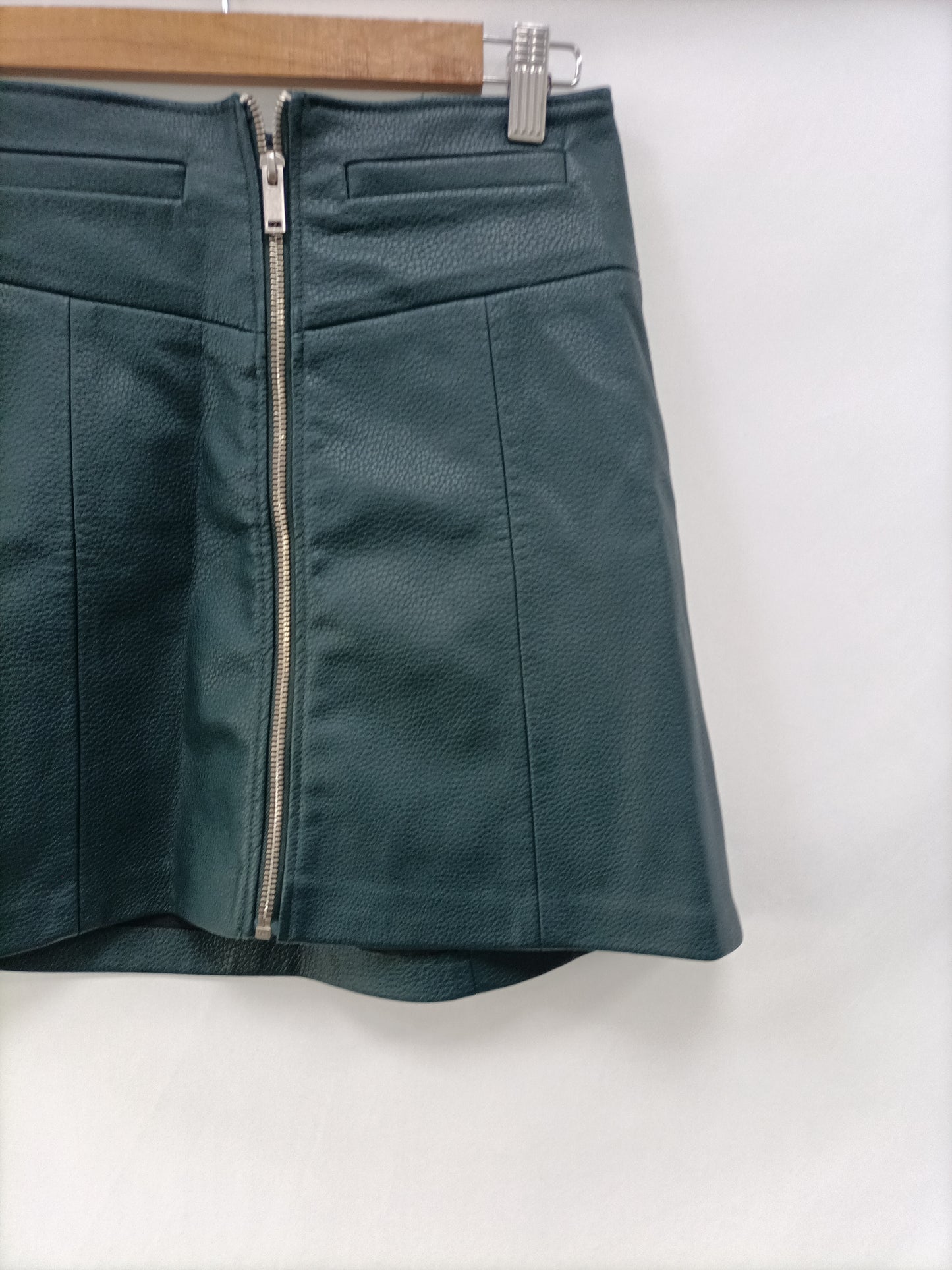 BERSHKA.Falda verde polipiel T.xs