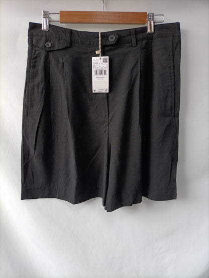 MANGO. Bermuda negra Fluida T.42