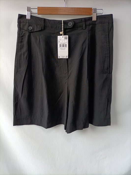 MANGO. Bermuda negra Fluida T.42