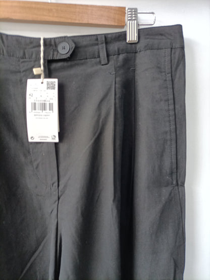 MANGO. Bermuda negra Fluida T.42