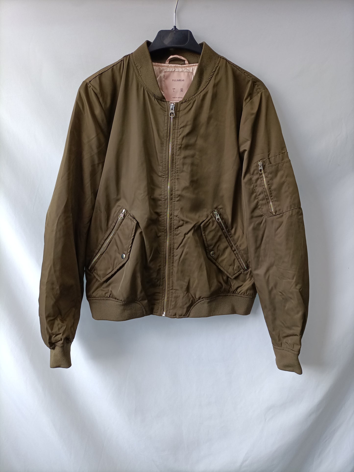 PULL&BEAR.  Bomber verde satinada T.l