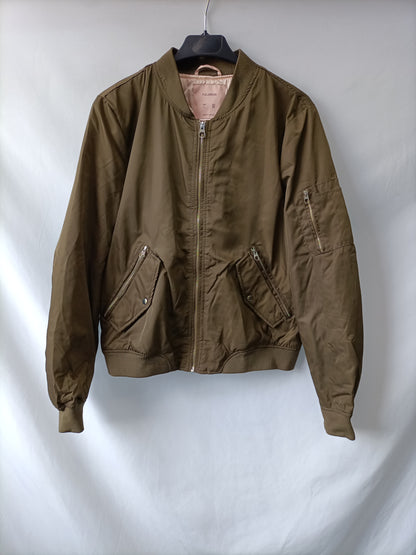 PULL&BEAR.  Bomber verde satinada T.l