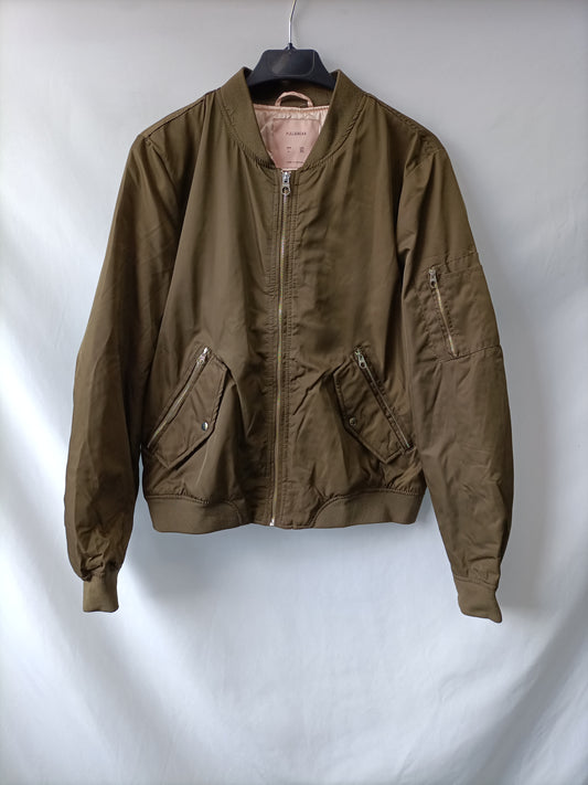PULL&BEAR.  Bomber verde satinada T.l
