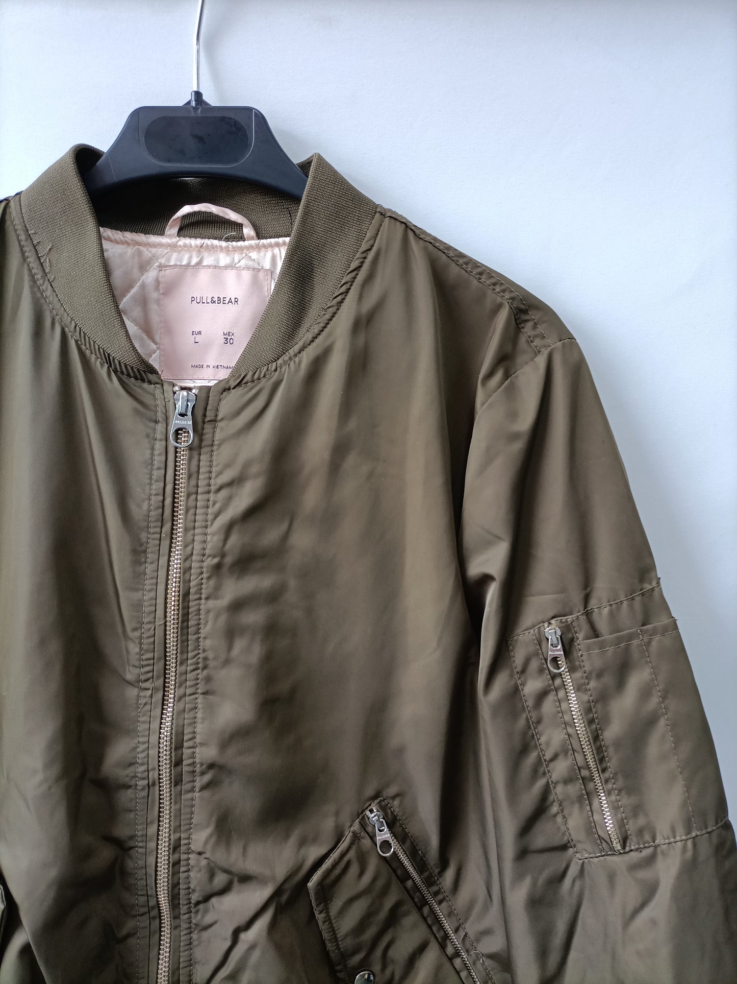 PULL&BEAR.  Bomber verde satinada T.l
