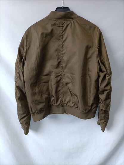 PULL&BEAR.  Bomber verde satinada T.l
