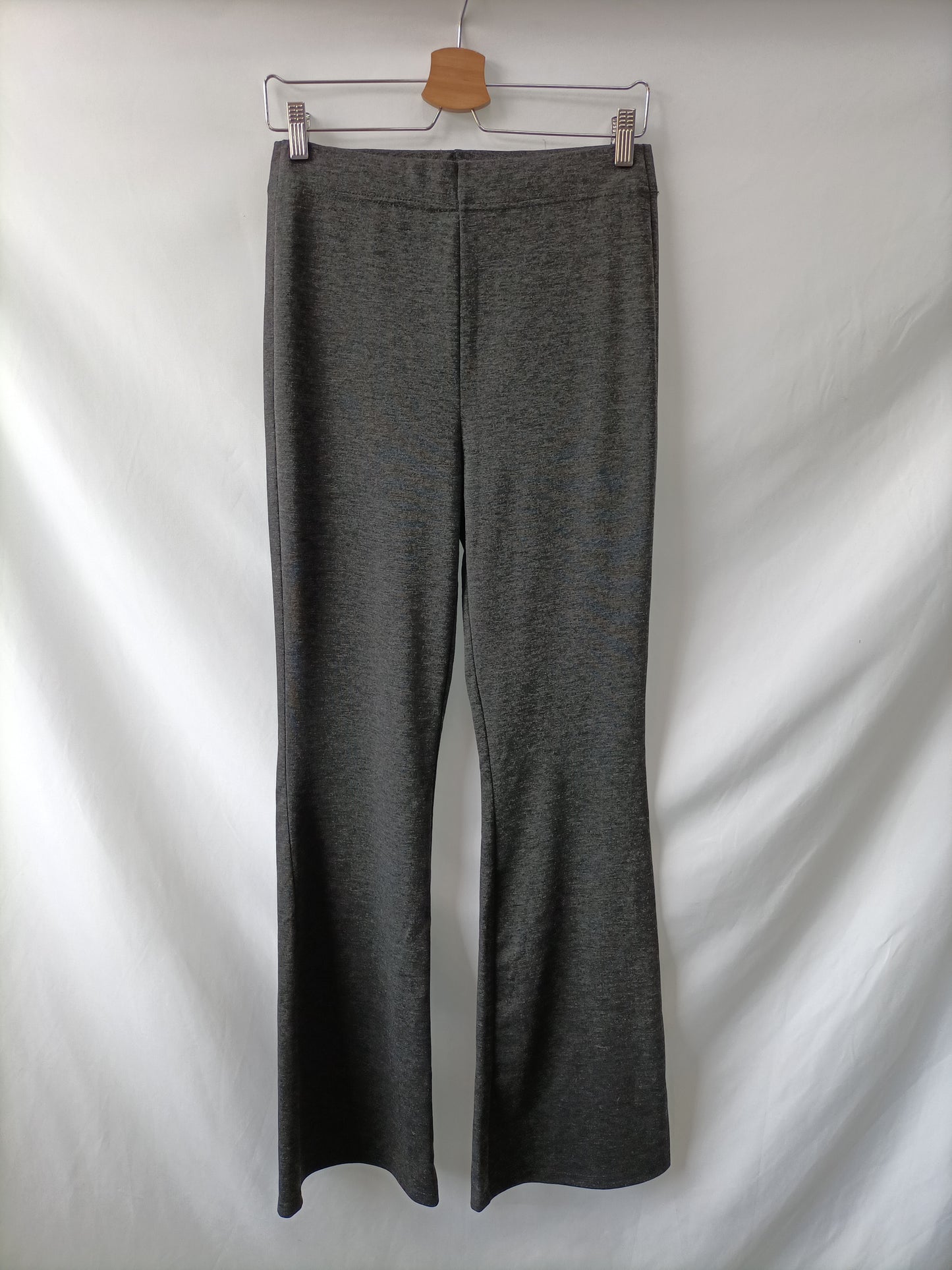 STRADIVARIUS. Pantalón negro elástico T.l