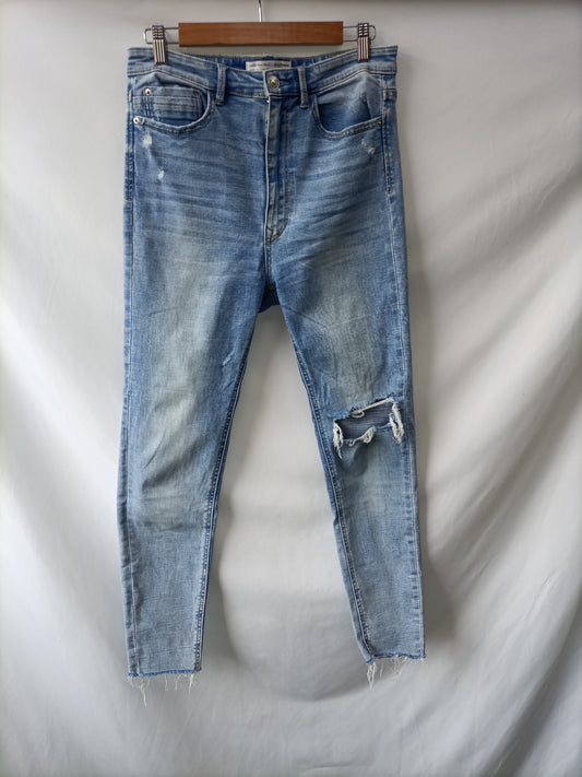 STRADIVARIUS. Pantalón denim rotos T.42