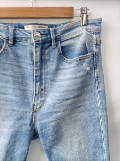 STRADIVARIUS. Pantalón denim rotos T.42