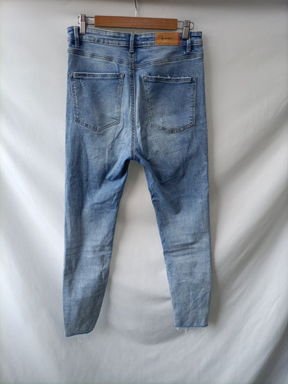 STRADIVARIUS. Pantalón denim rotos T.42