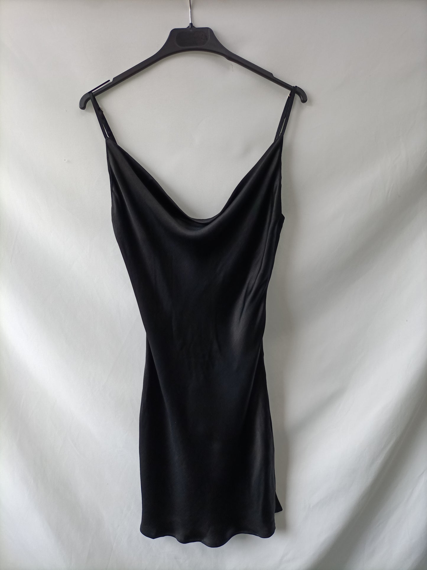 BERSHKA. Vestido negro satinado T.m