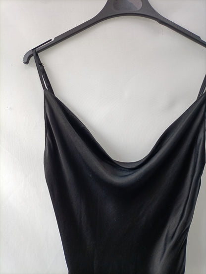 BERSHKA. Vestido negro satinado T.m