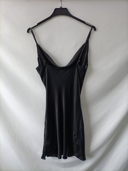 BERSHKA. Vestido negro satinado T.m